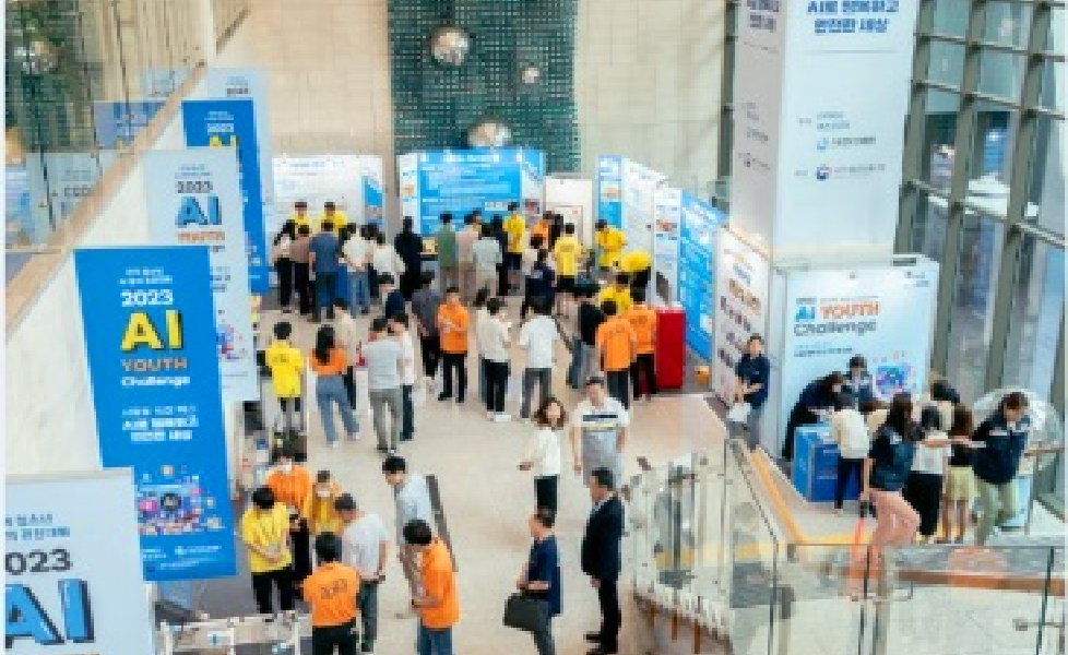 전국 청소년 AI 창의 경진대회 직원 기술 멘토링 장면